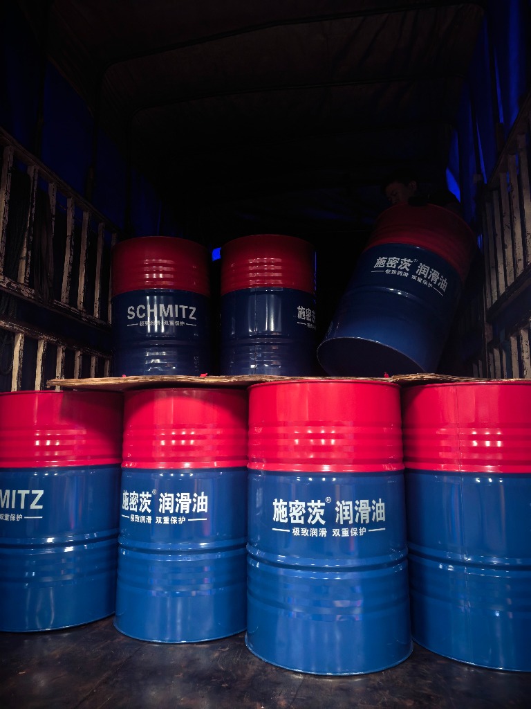 Two-tier 208L steel drum container loading with dunnage boards